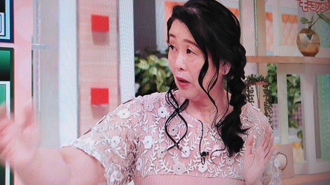 岡田晴恵 服装
